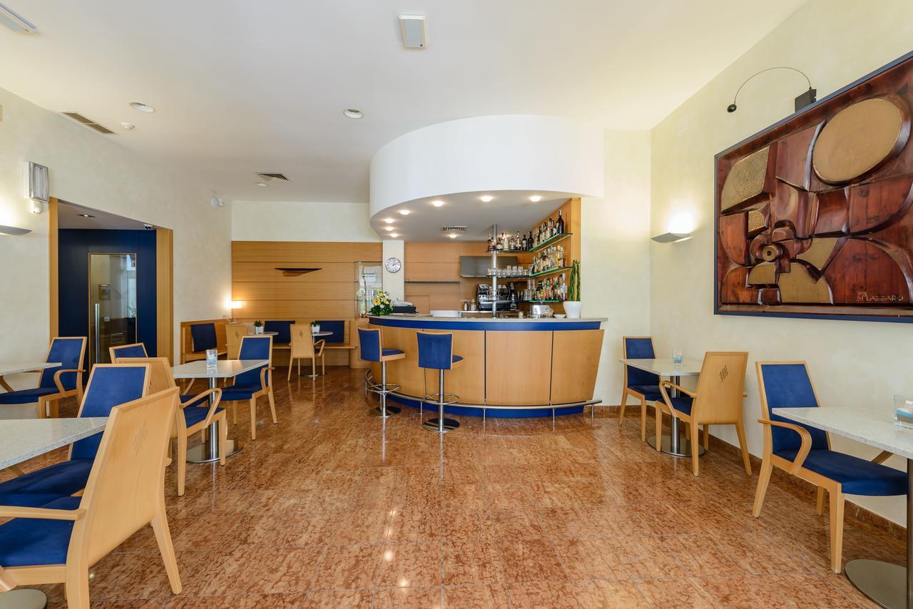 Hotel Bella Venezia Mare Lignano Sabbiadoro Bagian luar foto
