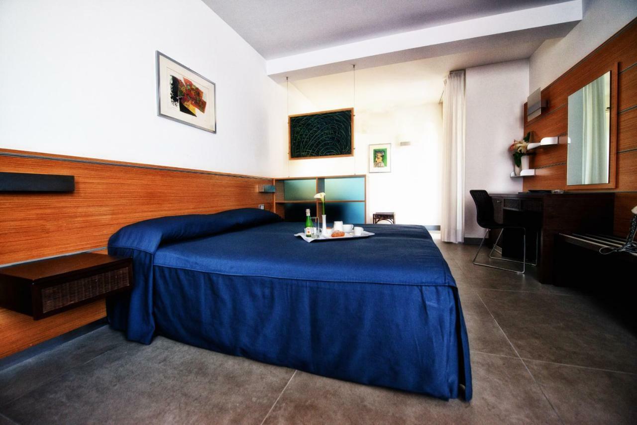 Hotel Bella Venezia Mare Lignano Sabbiadoro Bagian luar foto